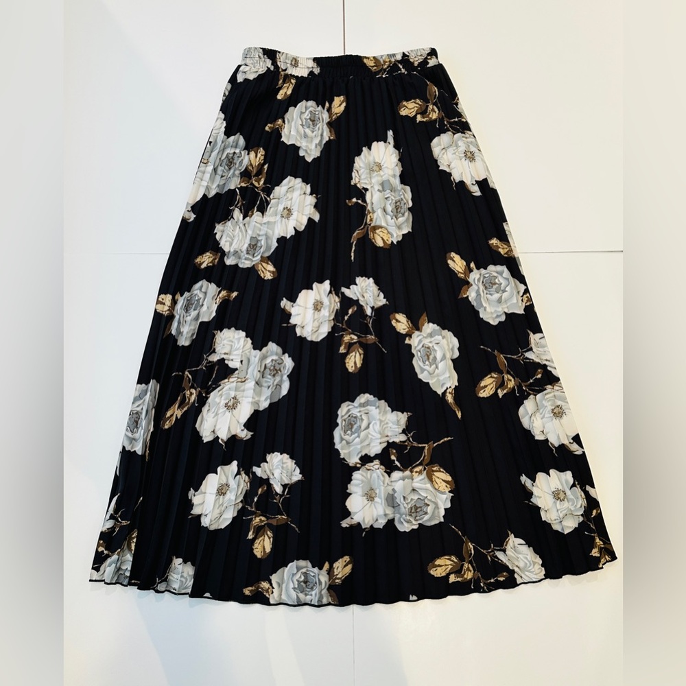 Pleated Black Floral Midi Skirt - White & Gold Rose Print